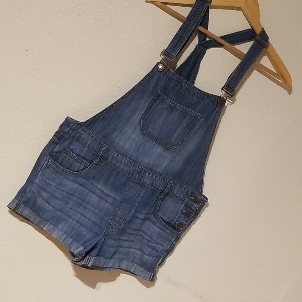 Express short overalls size 10